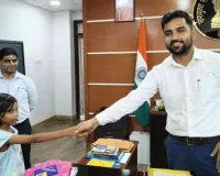 Palamu News: बाढ़ में बह गईं किताबें, उपायुक्त ने फिर थामा कृतिका की पढ़ाई का हाथ
