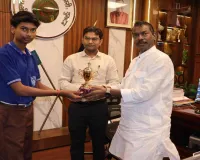 Dumka News: उपायुक्त अभिजीत सिन्हा व विधायक बसंत सोरेन ने मेधावी छात्रों को किया पुरस्कृत