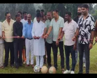 Dhanbad News: बाघमारा विधायक शत्रुघ्न महतो ने फीता काटकर फुटबॉल टूर्नामेंट की शुरुआत की