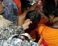 Shravani Mela: देवघर बाबा मंदिर के गर्भगृह में महिला श्रद्धालु के बाल खींचने का वीडियो वायरल, जांच की मांग तेज