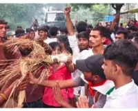 छात्रों के साथ मारपीट के विरोध में सड़क पर उतरे भाजपा कार्यकर्ता, पुलिस और कार्यकर्ताओं में तीखी धक्का-मुक्की