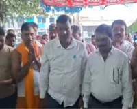 Koderma News: जिला अध्यक्ष रामधन यादव ने फीता काटकर अंबिका बैट्री ई-रिक्शा शोरूम का किया उद्घाटन