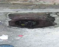 Sahibganj News: बरसात बनी मुसीबत, सड़क किनारे खुले गड्ढे दे रहे हादसे को न्योता