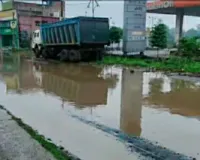 Sahibganj News: बरहेट पेट्रोल पंप के सामने सड़क बनी तालाब, जलजमाव से वाहन चालक व लोग परेशान