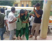 Koderma News: कस्तूरबा की छात्राओं का फूटा गुस्सा, वार्डन के खिलाफ निकाला 7 किमी पैदल मार्च