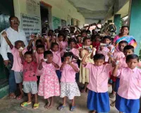 Dumka News: उत्क्रमित मध्य विद्यालय पहाड़पुर में बच्चों को मिले ज्योमेट्री बॉक्स, पेन और एटलस