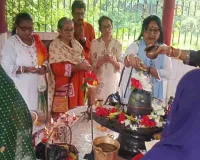 Deoghar News: पहली सोमवारी पर मधुपुर के शिवालयों में उमड़ी श्रद्धालुओं की भीड़, गूंजे हर-हर महादेव