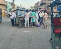 Sahibganj News: कोटालपोखर बाजार में गड्ढे में फंसकर पलटा टोटो, बच्चों समेत यात्री बाल-बाल बचे