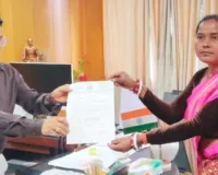 Hazaribagh News: जर्जर सड़कों के निर्माण को लेकर जिप सदस्य ने उपायुक्त को सौंपा ज्ञापन