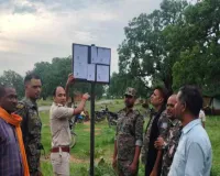 Hazaribagh News: पुलिस ने ढोल बजाकर तीन फरार अभियुक्तों के घर चिपकाया इश्तिहार