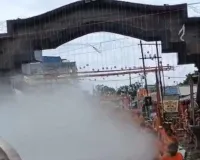 Deoghar News: श्रावणी मेले में कांवरिया पथ पर स्प्रिंकलर से हो रहा सुगंधित गुलाब जल छिड़काव