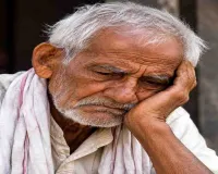 Dumka News: महीनों से बंद वृद्धावस्था पेंशन, बुढ़ापे की लाठी के लिए तरस रहे बेबस बुजुर्ग