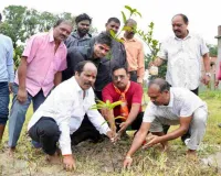 Hazaribagh News: ‘एक पेड़ माँ के नाम’ अभियान के तहत विधायक प्रदीप प्रसाद ने किया पौधारोपण
