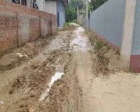 Lohardaga News: वार्ड नंबर-4 में कीचड़युक्त सड़क से बढ़ी परेशानी, पाइपलाइन के लिए सड़क तोड़े जाने से लोगों में नाराजगी