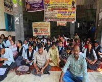 Koderma News: जेजे कॉलेज बचाओ संघर्ष समिति का अनिश्चितकालीन धरना दूसरे दिन भी जारी
