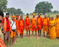 Koderma News: ईटाय मठ स्थित शिव मंदिर में माथा टेक कर देवघर निकले कांवरिए