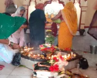 Koderma News: 777 सीढ़ियाँ चढ़कर भक्तों ने ध्वजाधारी पहाड़ पर बाबा भोलेनाथ का किया जलाभिषेक