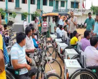 Giridih News: उपायुक्त के निर्देश पर 26 दिव्यांग बच्चों और लाभुकों को मिली बैटरी चालित ट्राई साइकिल