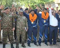 Koderma News: राष्ट्रीय एनसीसी शूटिंग कैंप से लौटे चार कैडेटों का रेलवे स्टेशन पर भव्य स्वागत