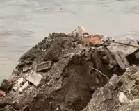 Sahibganj News: गंगा के उफान ने छीना आशियाना, अपने हाथों से घर तोड़ने को मजबूर हुए दियारा के लोग