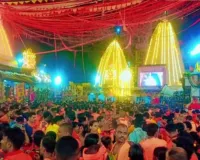 Deoghar News: बोल बम के जयघोष से गूंजा देवघर, बाबा मंदिर में जलार्पण के लिए उमड़ी कांवरियों की भीड़