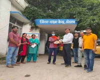 Koderma News: जिला यक्ष्मा पदाधिकारी डॉ. रमण कुमार ने दो टीबी मरीजों को लिया गोद