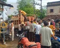 Koderma News: इंडेन गैस एजेंसी की कालाबाजारी के खिलाफ ग्रामीणों ने उपायुक्त को सौंपा सामूहिक आवेदन