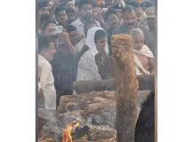 12 वर्षीय पुत्र हर्ष ने नम आंखों से पिता सुदिव्य कुमार सोनू को दी मुखाग्नि, अंतिम यात्रा में सड़कों पर उमड़ा जनसैलाब