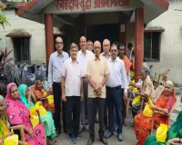 Giridih News: बैंक ऑफ इंडिया के 121वें स्थापना दिवस पर वृद्धा आश्रम में बांटे फल-नाश्ता