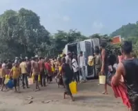 Koderma News: घाटी में पाम ऑयल लदा टैंकर पलटा, घायल चालक फंसा रहा, तेल लूटने में जुटी रही भीड़