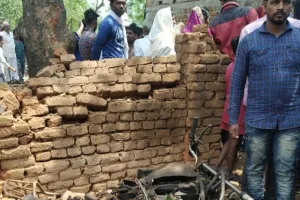 डायनामाइट विस्फोट में पिता- पुत्र के परखच्चे उड़े, पत्नी सहित दो घायल