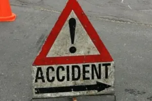 हाइवा से टकराई बैंक मैनेजर की कार, 6 घायल