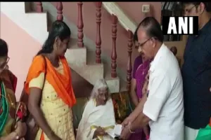 मिसाल : 105 साल की वृद्धा ने पास की चौथे वर्ग के बराबर की कक्षा