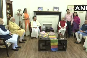लालकृष्ण आडवाणी को 92वें जन्मदिवस पर बधाई देने पहुंचे उपराष्ट्रपति-प्रधानमंत्री व अन्य दिग्गज