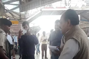 रांची रेलवे स्टेशन में गंदगी देख भड़के पैसेंजर कमेटी अध्यक्ष, लगाया जुर्माना