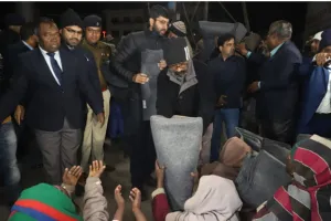 सीएम हेमंत सोरेन ने रांची की सड़कों पर रात में घूम-घूम कर गरीबों को बांटा कंबल