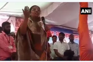 महाराष्ट्र की कांग्रेसी मंत्री यशोमती का बयान, गाय छूने से दूर होगी नकारात्मकता