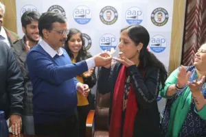 दिल्ली चुनाव : अरविंद केजरीवाल ने जीत का जश्न पत्नी सुनीता केजरीवाल के संग मनाया
