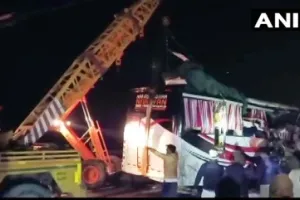 दिल्ली से बिहार लौट रही बस का कंटनेर से भीषण टक्कर, 14 की मौत