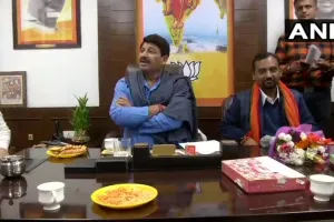 दिल्ली चुनाव का असर, भाजपा विधायकों के साथ बैठक के बाद मनोज तिवारी ने की इस्तीफे की पेशकश