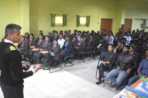 नौसेना के कैरियर के बारे में छात्रों को दी जानकारी