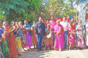 शारदा फाउंडेशन ने किया ग्रामीण महिलाओं के बीच दवाओं का वितरण