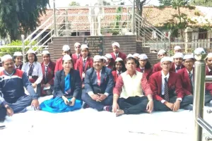 ऑक्सफोर्ड पब्लिक स्कूल के विद्यार्थियों ने किया खादी संस्था का शैक्षणिक भ्रमण