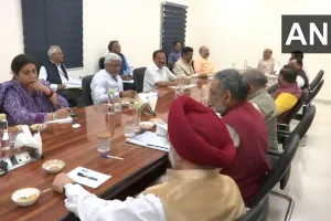 कोरोना पर राजनाथ के घर केंद्रीय मंत्रियों की उच्च स्तरीय बैठक, बड़े फैसले संभव 