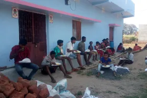 पिठोरिया में जरूरतमंदों के बीच अनाज का वितरण