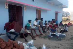 पिठोरिया में 50 परिवारों के बीच सहायता का वितरण किया गया