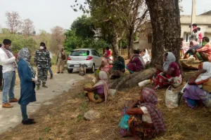 पिठोरिया के गांव में खाद्य सामग्री का वितरण