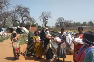 डिवाइन ओंकार मिशन की ओर से कचरा चुनने वालों के बीच सामग्री वितरण