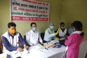 दुमका : रोग प्रतिरोधक क्षमता बढ़ाने की होम्योपैथी दवा का रेड क्रॉस ने किया वितरण