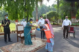 राज्यपाल द्रौपदी मुर्मू ने राजभवन कर्मियों के बीच कोरोना से बचाव क लिए किया आर्सेनिक एलबम 30 दवा का वितरण